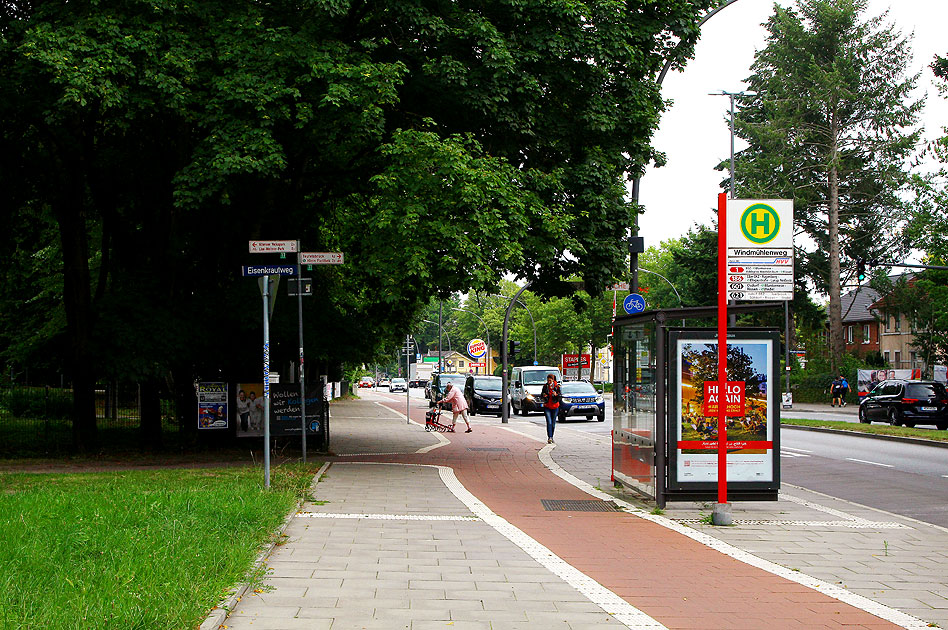 Die Bushaltestelle Windmühlenweg in Hamburg-Osdorf