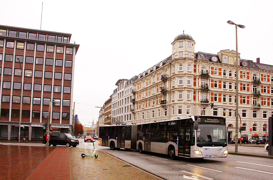 Ein X-Bus der VHH in Hamburg am Johannes-Brahms-Platz in Hamburg