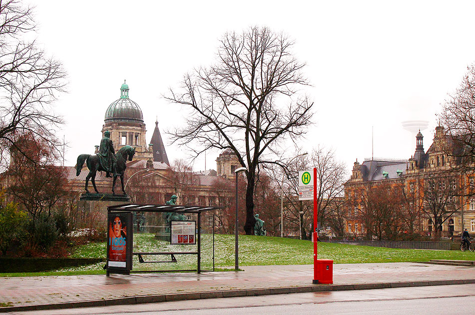 Die Bushaltestelle Johannes-Brahms-Platz in Hamburg mit dem Denkmal für Kaiser Wilhelm I
