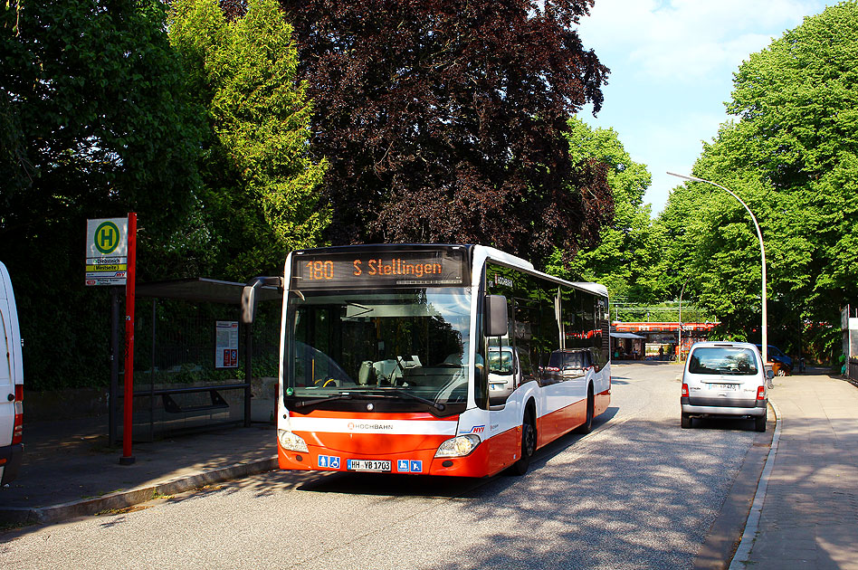 Ein Hochbahn-Bus am Bahnhof Diebsteich wo der Bahnhof Altona Nord entstehen sollen