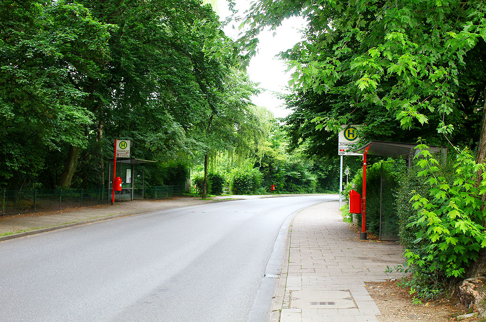 Die Bushaltestelle Schenefelder Holt in Hamburg-Iserbrook der Buslinie 1 (vormals 187)