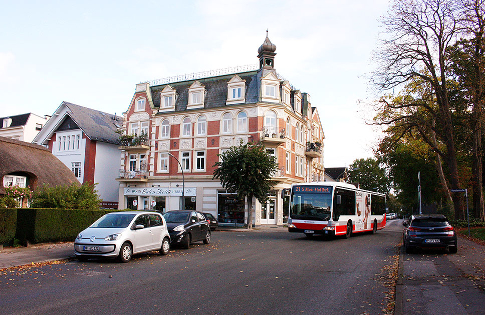 Ein Hochbahn Bus an der Ecke Georg-Bonne-Straße / Kanzleistraße / Am Internationalen Seegerichtshof