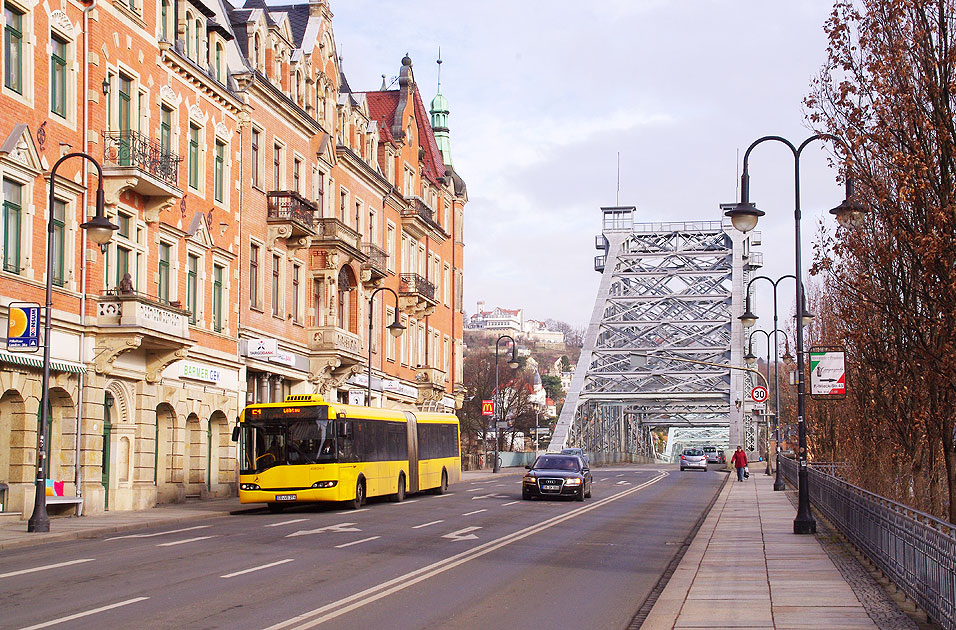 DVB Bus in Dresden vor dem Blauen Wunder - Das Blaue Wunder in Dresden