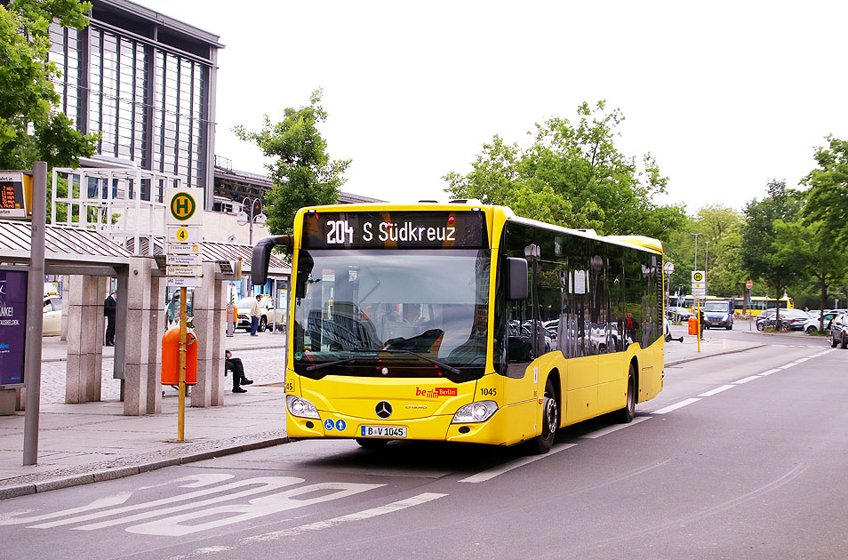 Ein BVG Bus der Linie 204 am Bahnhof Zoo in Berlin