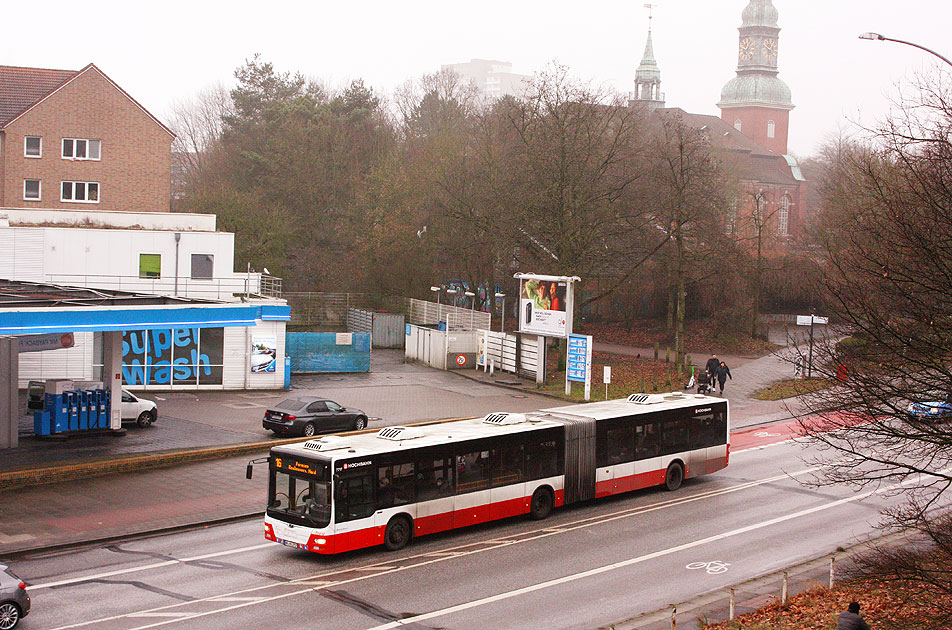 Ein Hochbahn Gelenkbus von MAN in der Königstraße in Hamburg-Altona