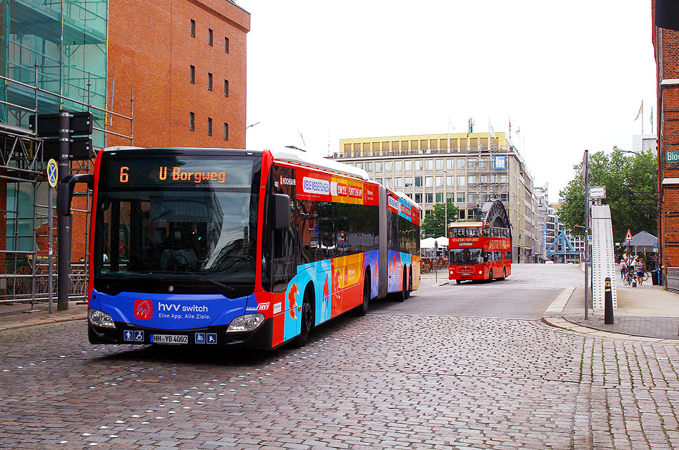 Ein Hochbahn Bus in Hamburg an der Haltestelle Auf dem Sande