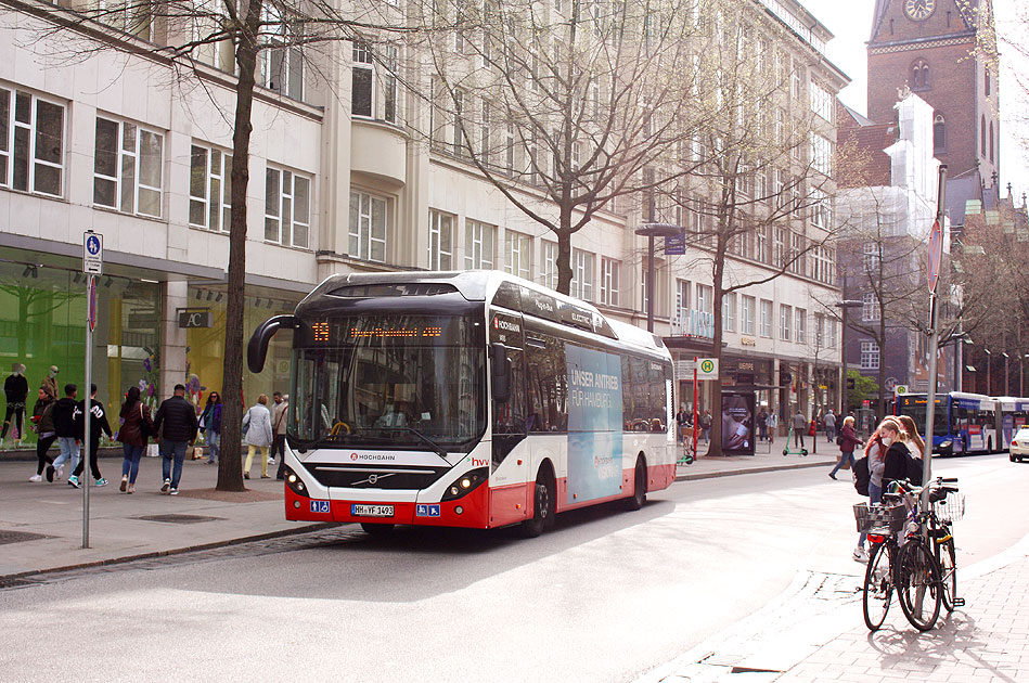 Ein Hochbahn Bus an der Haltestelle Gerhart-Hauptmann-Platz