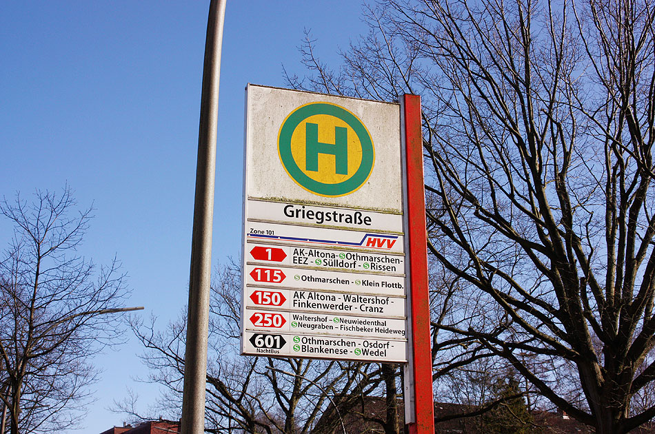 Ein Haltestellenschild der Bushaltestelle Griegstraße in Hamburg