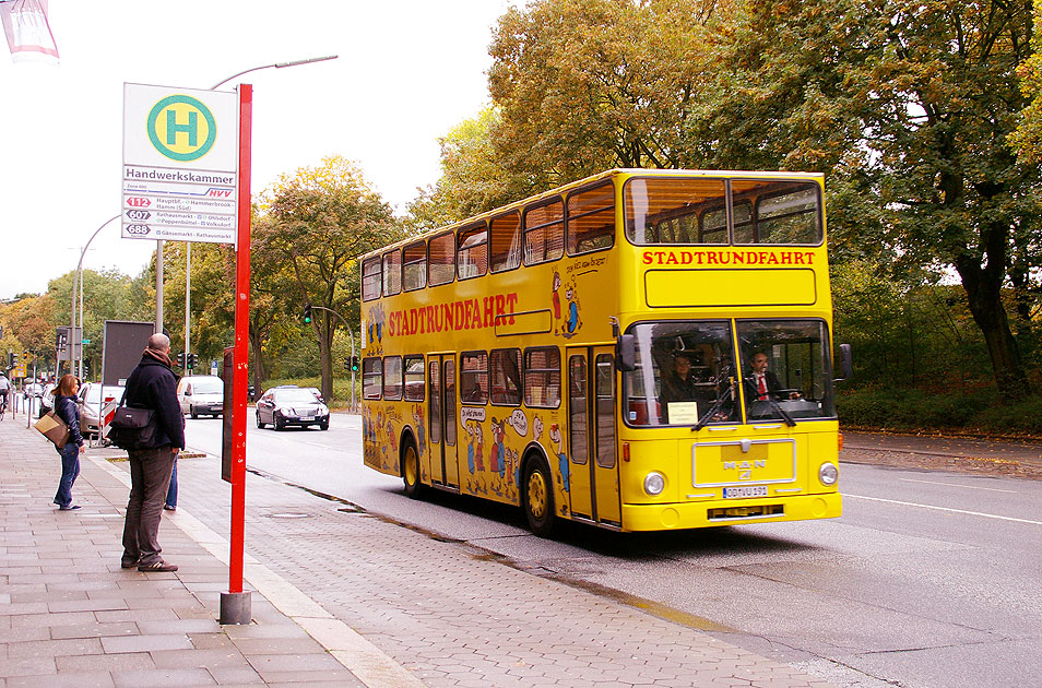 Ein Stadtrundfahrt Bus an der Haltestelle Handwerkskammer in Hamburg