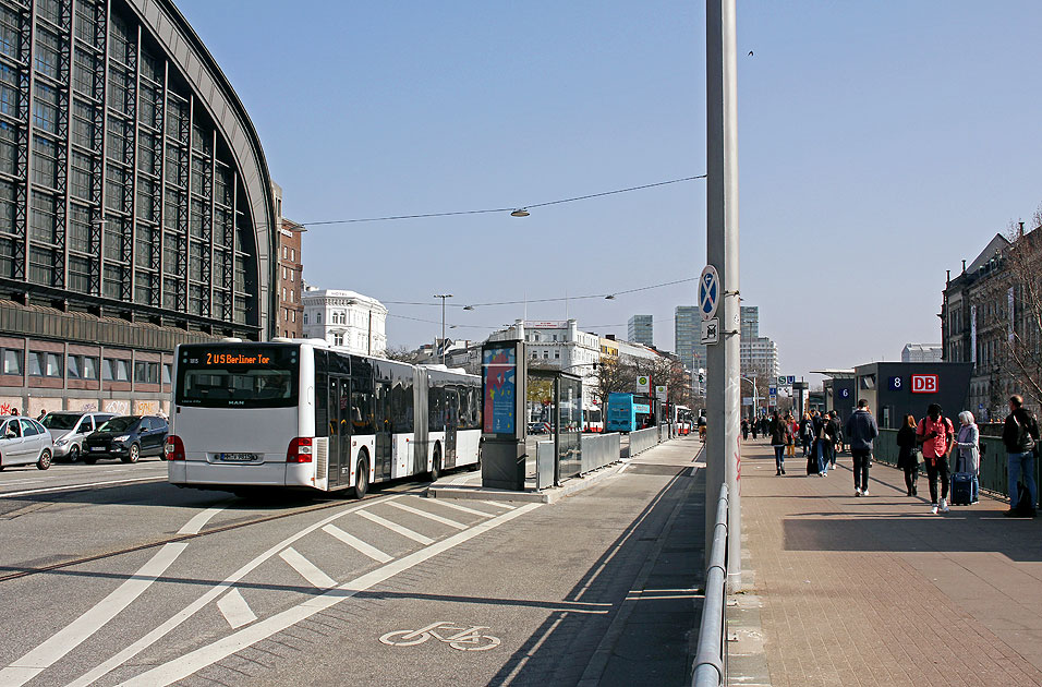 Die neue Bushaltestelle am Hamburger Hauptbahnhof auf der Steintorwallbrücke