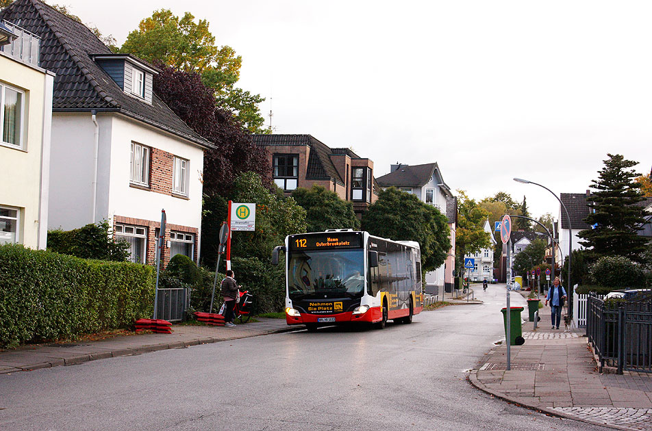 Die Bushaltestelle Jürgensallee in der Georg-Bonne-Straßen in Hamburg-Nienstedten