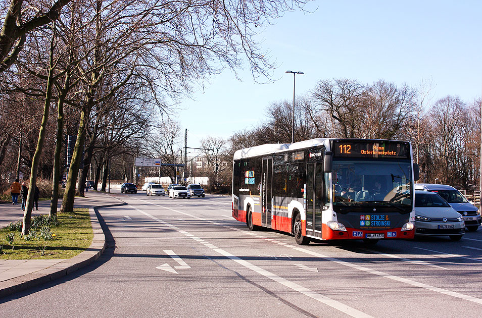 Ein Hochbahn Bus in Hamburg auf der Lombardsbrücke