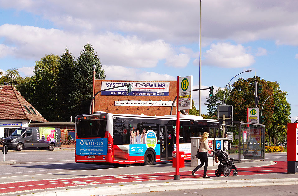 Ein Hochbahn-Schnellbus der Linie 39 an der Haltestelle Siemersplatz