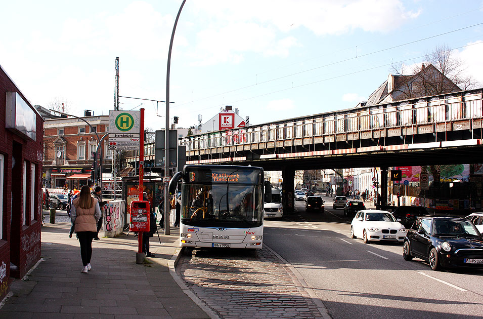 Die Bushaltestelle Sternbrücke in Hamburg