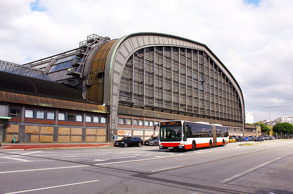 Ein Hochbahn-Bus vor dem Hamburger Hauptbahnhof