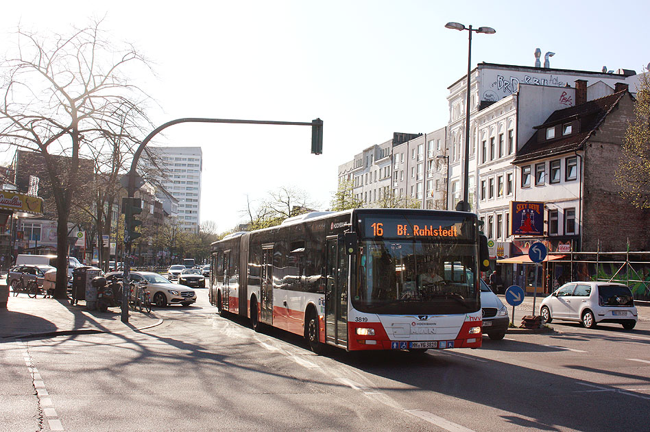 Ein Hochbahn-Bus an der Haltestelle Davidstraße 