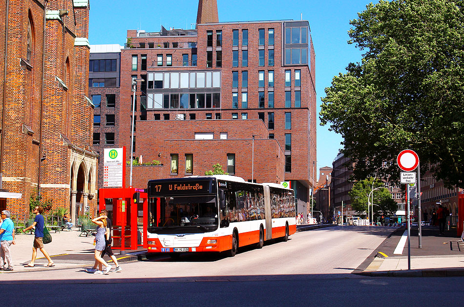 Ein Hochbahn-Gelenkbus an der Haltestelle Spersort / Mö in Hamburg