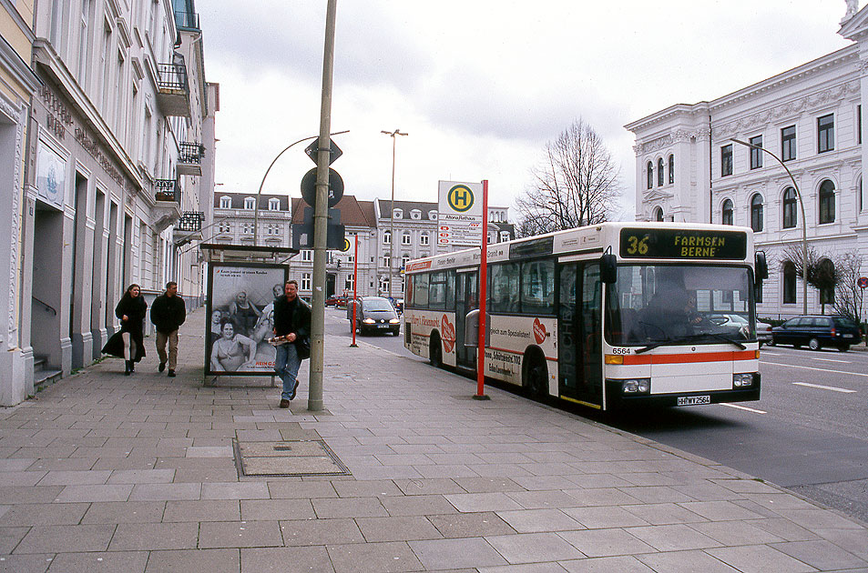 Ein Hochbahn Schnellbus auf der Linie 36 am Rathaus Altona