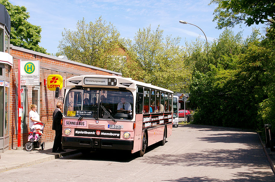 Ein Schnellbus am Schenefelder Platz