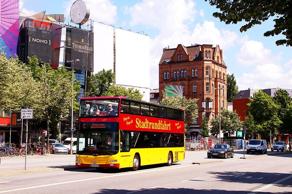 Ein Stadtrundfahrt Bus in Hamburg auf der Reeperbahn