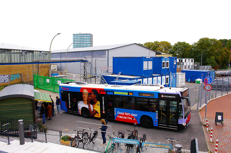 Ein Hochbahn-Bus wirbt für das neue HVV-Logo vor dem Hammerbrooklyn