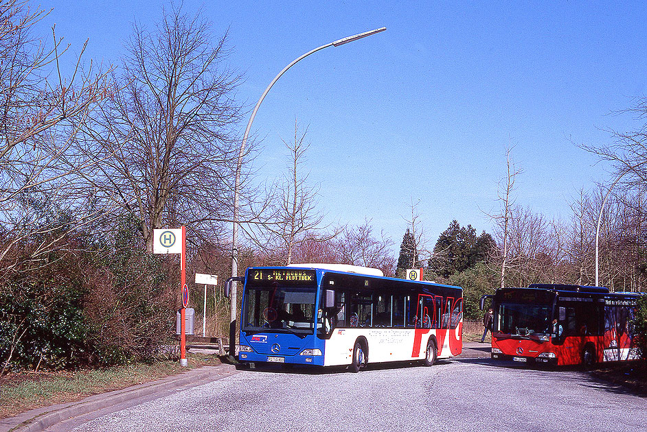Ein PVG Bus als Buslinie 21 an der Haltestelle S-Bahn Klein Flottbek
