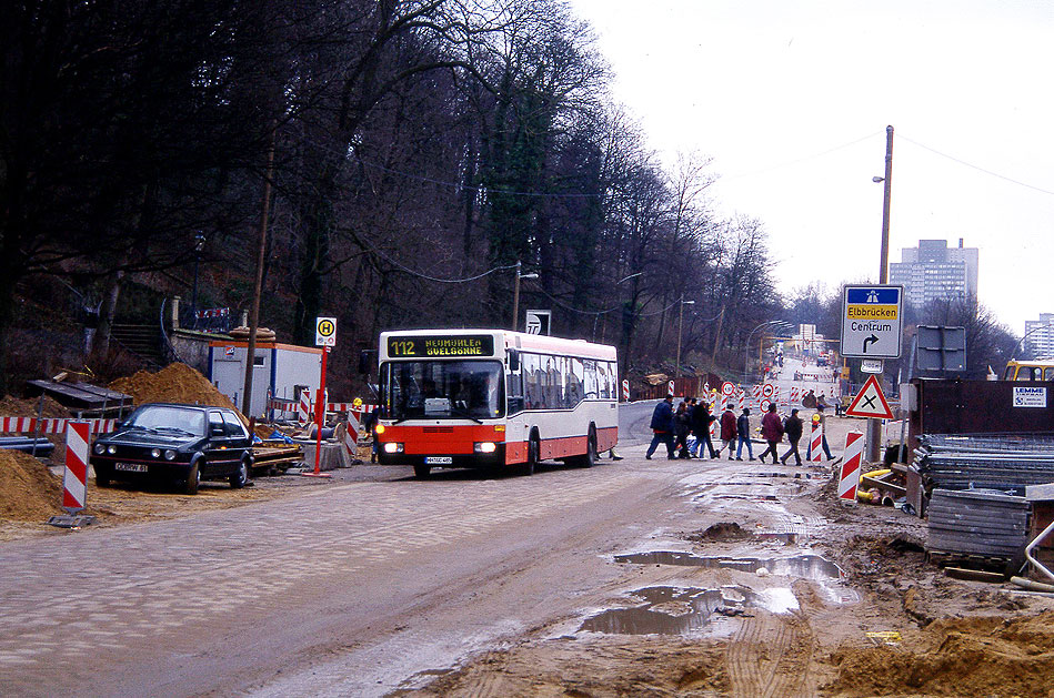 Hochbahn Bus an der Haltestelle Neum&uuml;hlener Kirchenweg