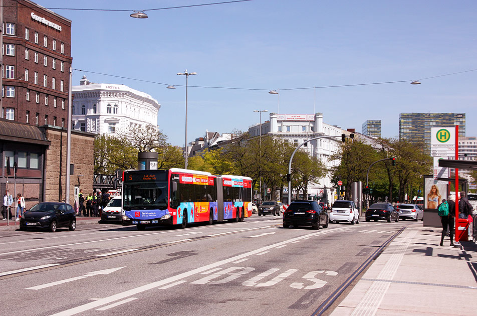 Ein Hochbahn-Bus vor dem Hamburger Hauptbahnhof