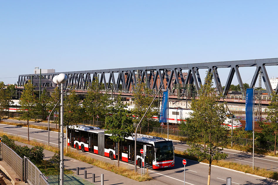 Ein Hochbahn-Gelenkbus am Bahnhof Elbbrücken in der Hamburger Hafencity