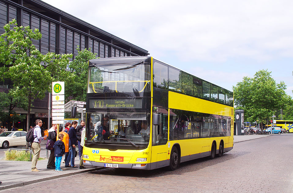 Doppeldeckerbus der BVG in Berlin am Bahnhof Zoo