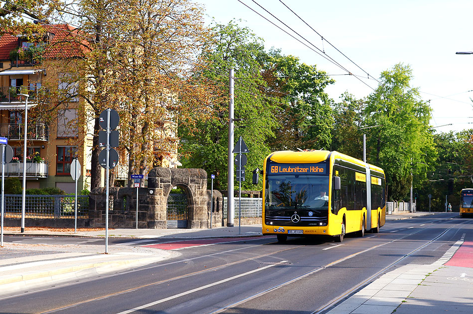 Ein Elektrobus in Dresden an der Haltestelle S-Bahn Strehlen