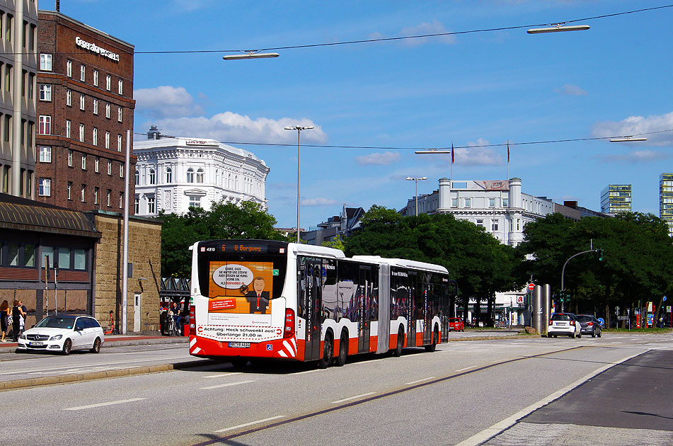 Ein Hochbahn Bus an der Haltestelle Hauptbahnhof / Steintordamm