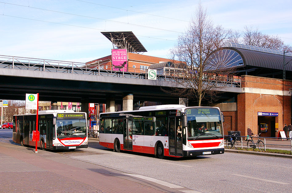 Zwei Busse der Hamburger Hochbahn am Bahnhof Holstenstraße an der Verbindungsbahn