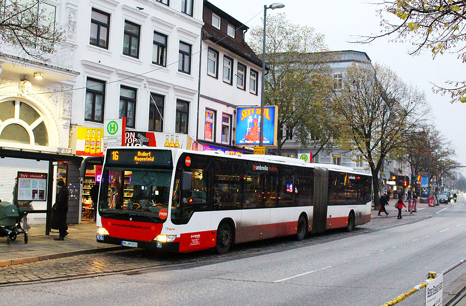 Ein Umbrella-Bus an der Haltestelle Davidstraße in Hamburg auf St. Pauli