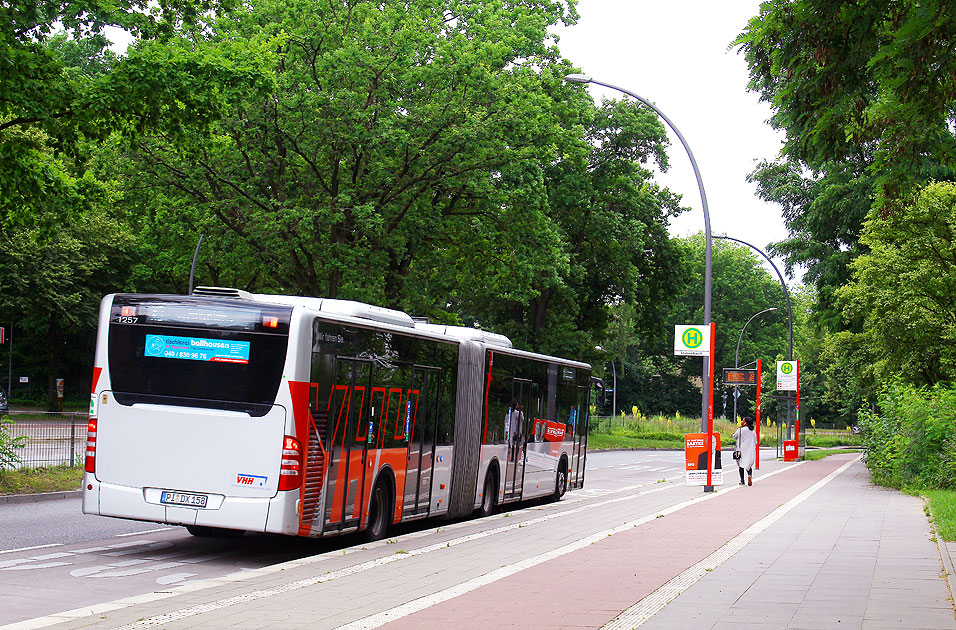 Ein VHH Bus an der Haltestelle Immenbusch am Osdorfer Born in Hamburg