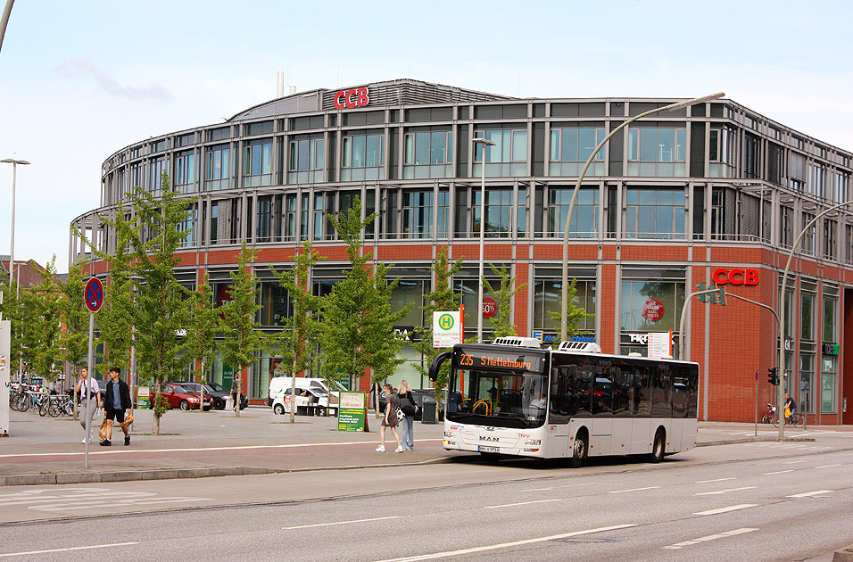 Ein VHH Bus in Bergedorf an der Haltestelle Bergedorfer Hafen