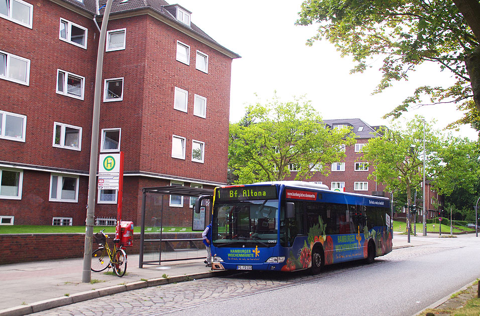 Ein VHH Bus an der Haltestelle Bleickenallee in Hamburg-Altona