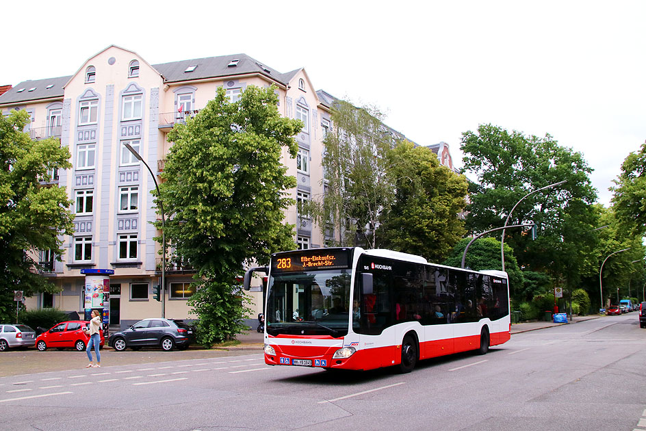 Ein Hochbahn Bus an der Haltestelle Daimlerstraße