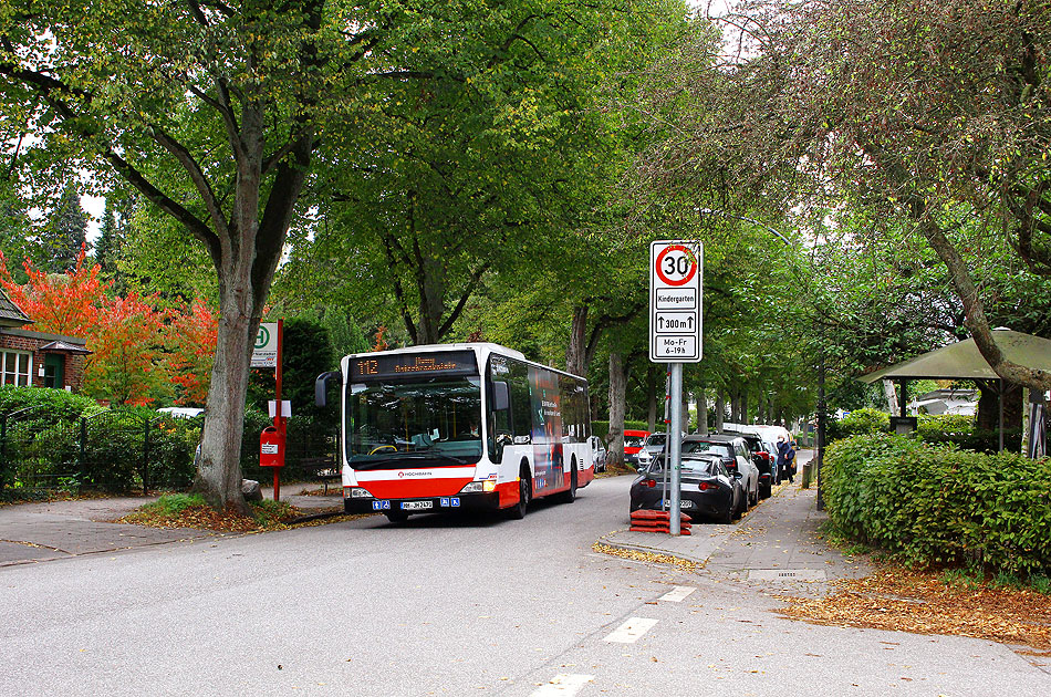 Ein Hochbahn Bus an der Haltestelle Friedhof Nienstedten