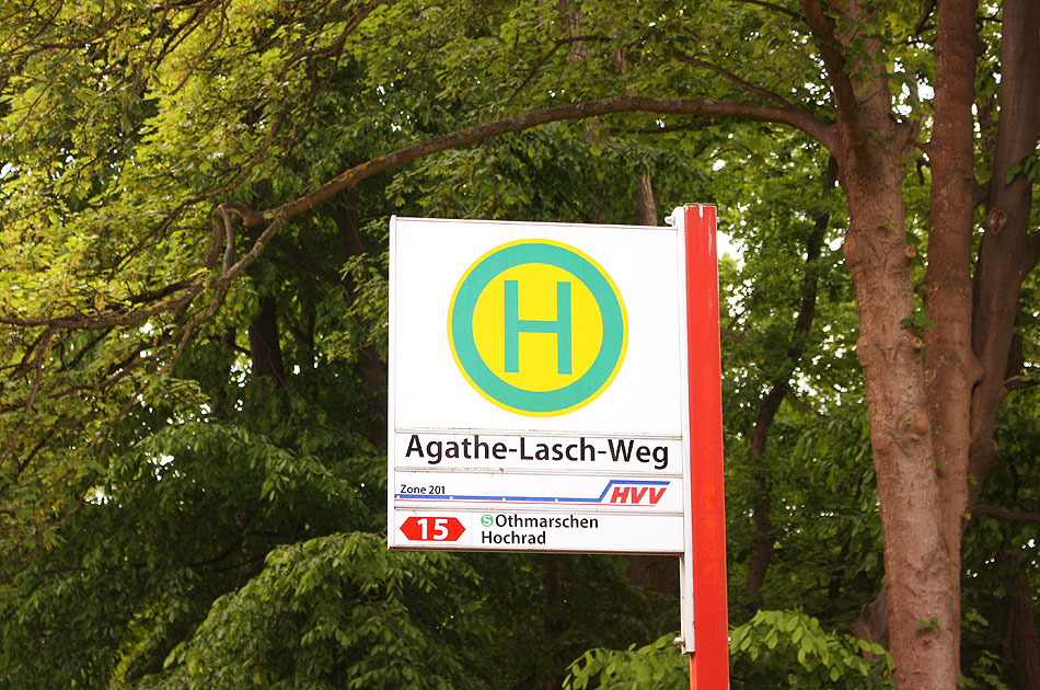Ein Bushaltestellenschild der Haltestelle Agathe-Lasch-Weg in Hamburg-Othmarschen