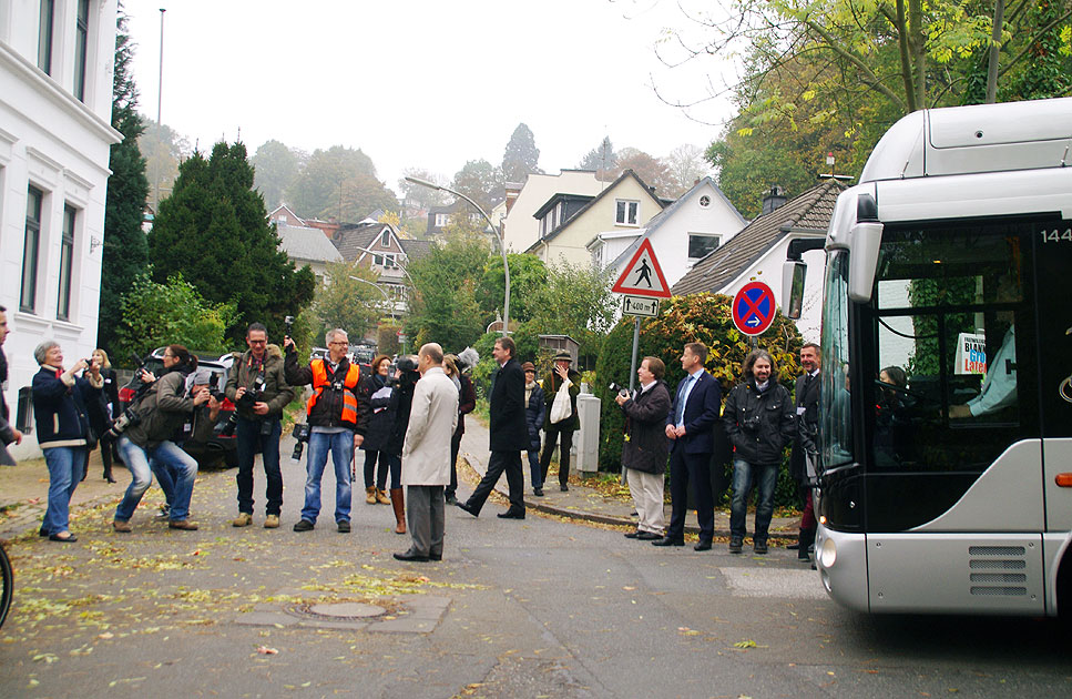 Elektromobilität: Rampini Elektro Bus mit Hamburgs Erstem Bürgermeister Olaf Scholz in Hamburg-Blankenese - Bergziege Blankenese