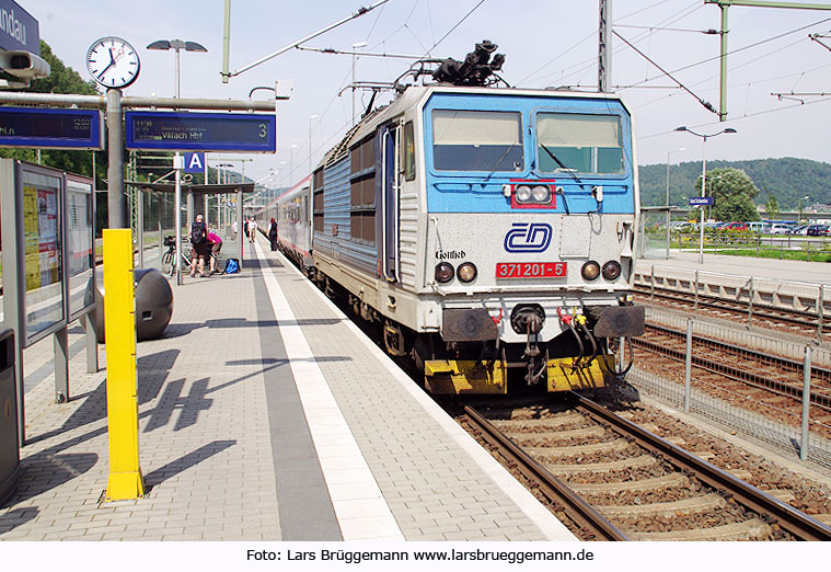 CD Lok 371 201 im Bahnhof Bad Schandau mit einem Eurocity von Hamburg nach Villach