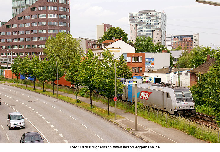 EVB Containerzug mit Traxx Lok der Baureihe 185 in Hamburg-Harburg