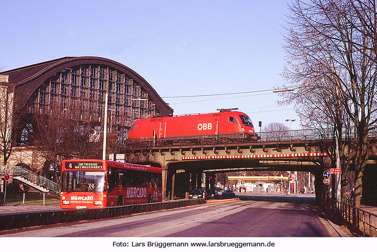 ÖBB Taurus und Hochbahn-Bus am Bahnhof Hamburg Dammtor