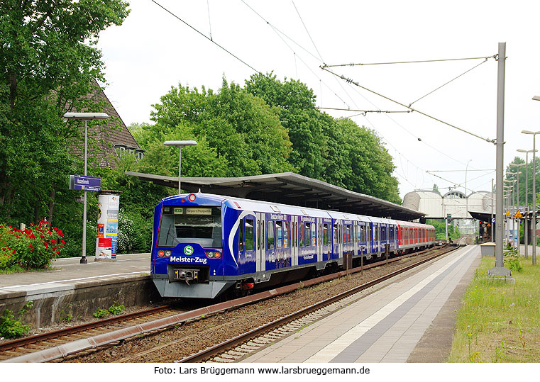 Der Meister-Zug der Hamburger S-Bahn im Bahnhof Hasselbrook