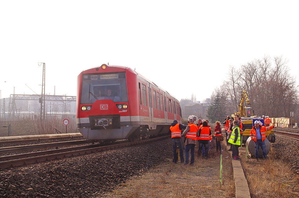 Die S-Bahn in Hamburg am Bahnhof Kreuzweg