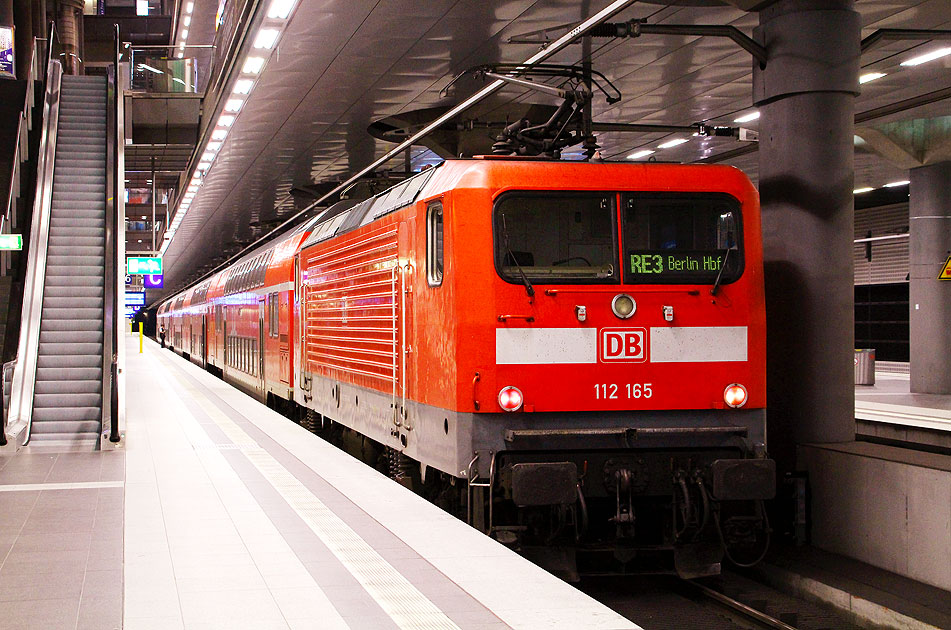 Eine Lok der Baureihe 112 in Berlin Hbf (tief)