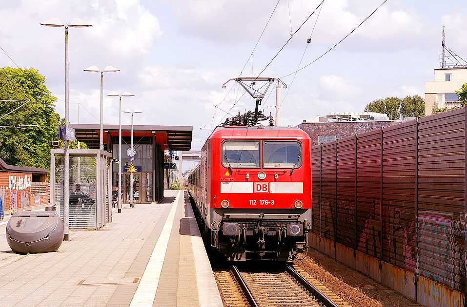 DB Baureihe 112 im Bahnhof Hamburg-Tonndorf mit einer Regionalbahn in Richtung Ahrensburg