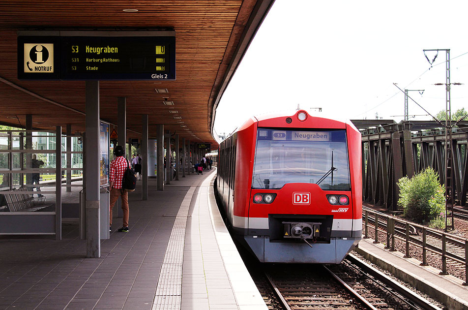 Der Bahnhof Veddel der Hamburger S-Bahn mit einem Triebwagen der Baureihe 474