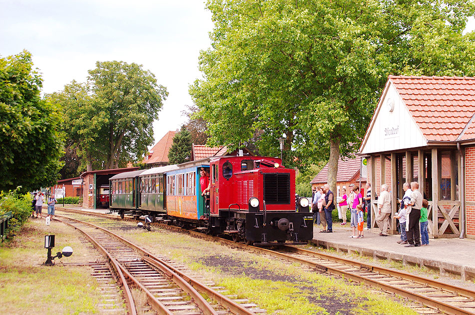 Die DEV Lok Emden - V4 - im Bahnhof Asendorf